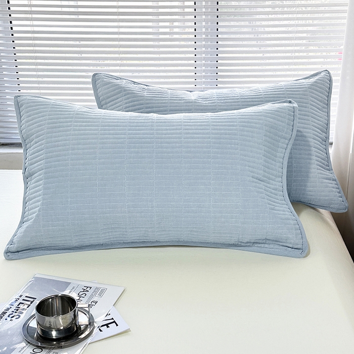 91家纺网 家纺一手货源 找家纺 拾小柒 2025新款纯色全棉色织水洗棉夹棉防滑床盖 浅蓝色