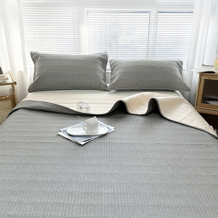 91家纺网 家纺一手货源 找家纺 拾小柒 2025新款纯色全棉色织水洗棉夹棉防滑床盖 青灰色