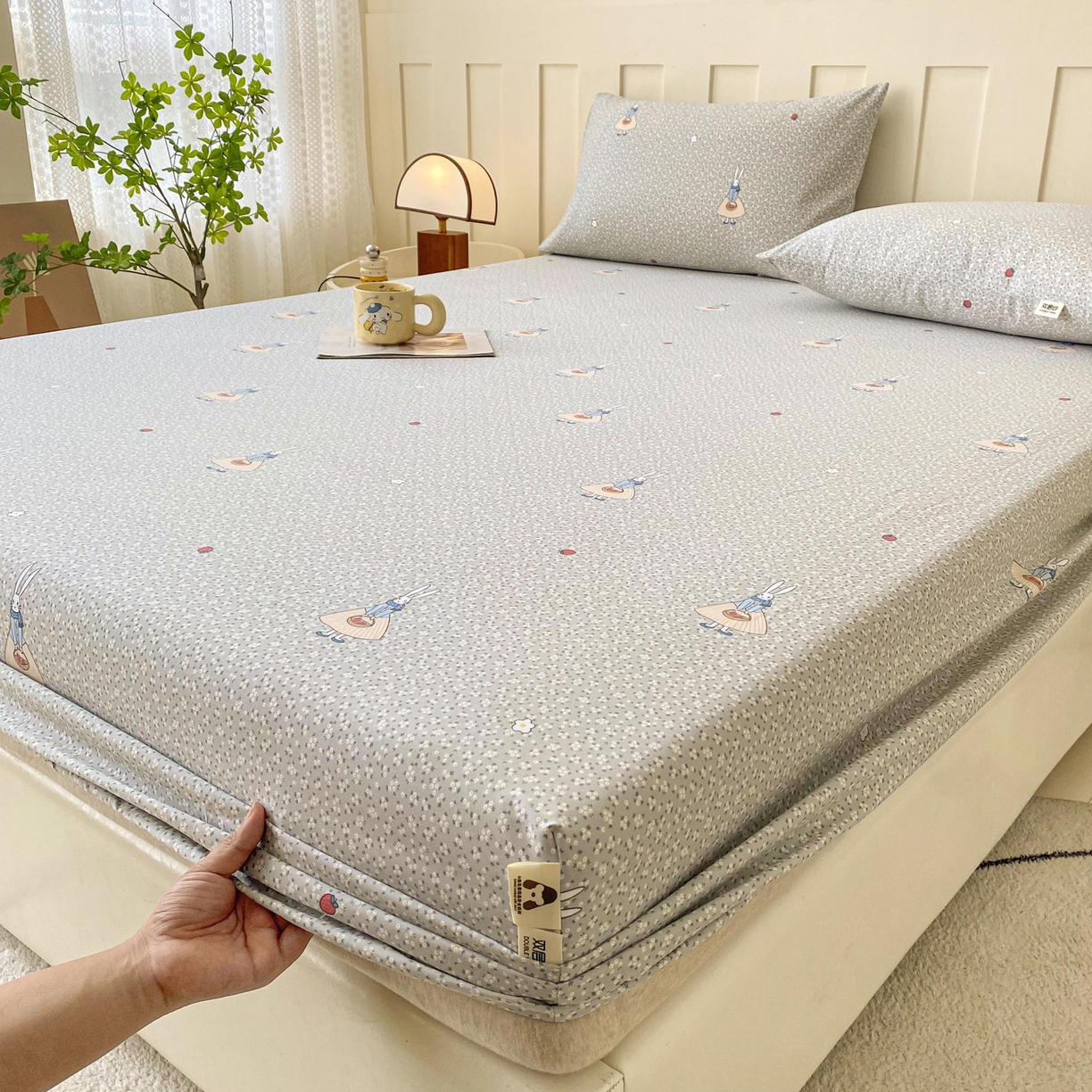 91家纺网 家纺一手货源 找家纺 棉乐町家居 2025新款木棉双层纱印花床笠 兔斯基