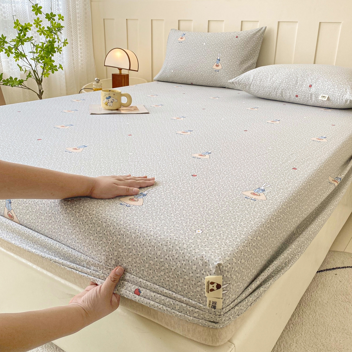 91家纺网 家纺一手货源 找家纺 棉乐町家居 2025新款木棉双层纱印花床笠 兔斯基