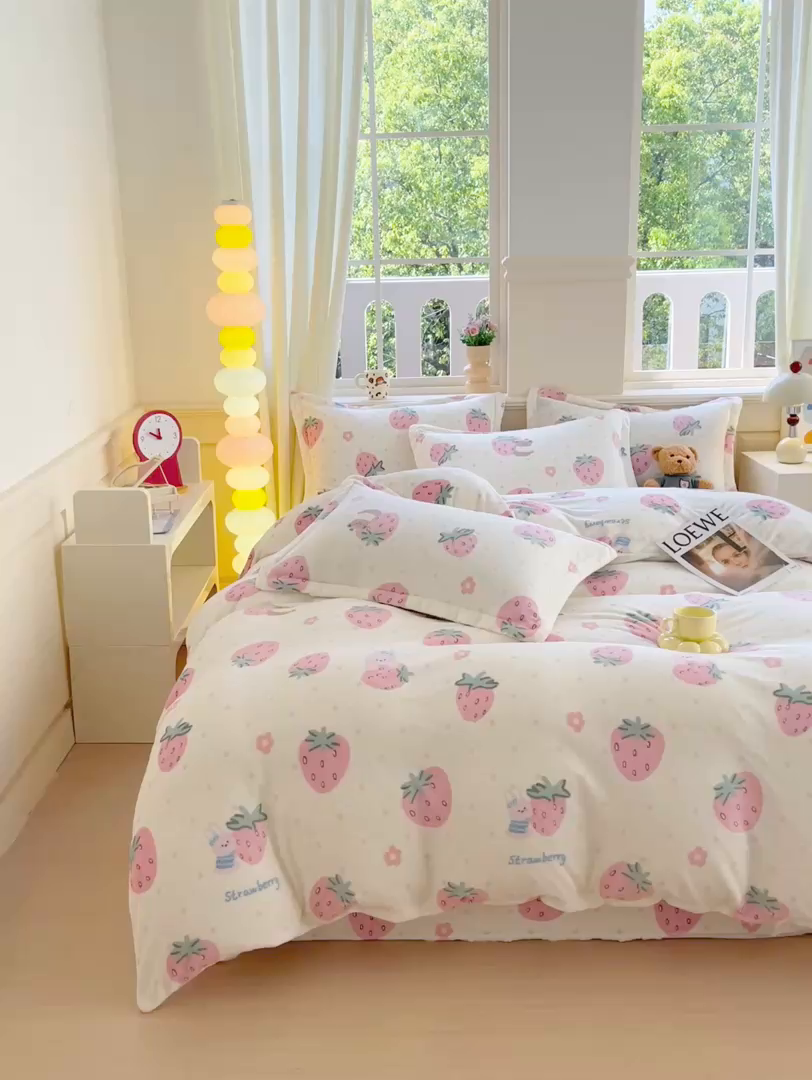 91家纺网 家纺一手货源 找家纺 凯儿2025加厚A类印花牛奶绒单品四件套 奶油草莓