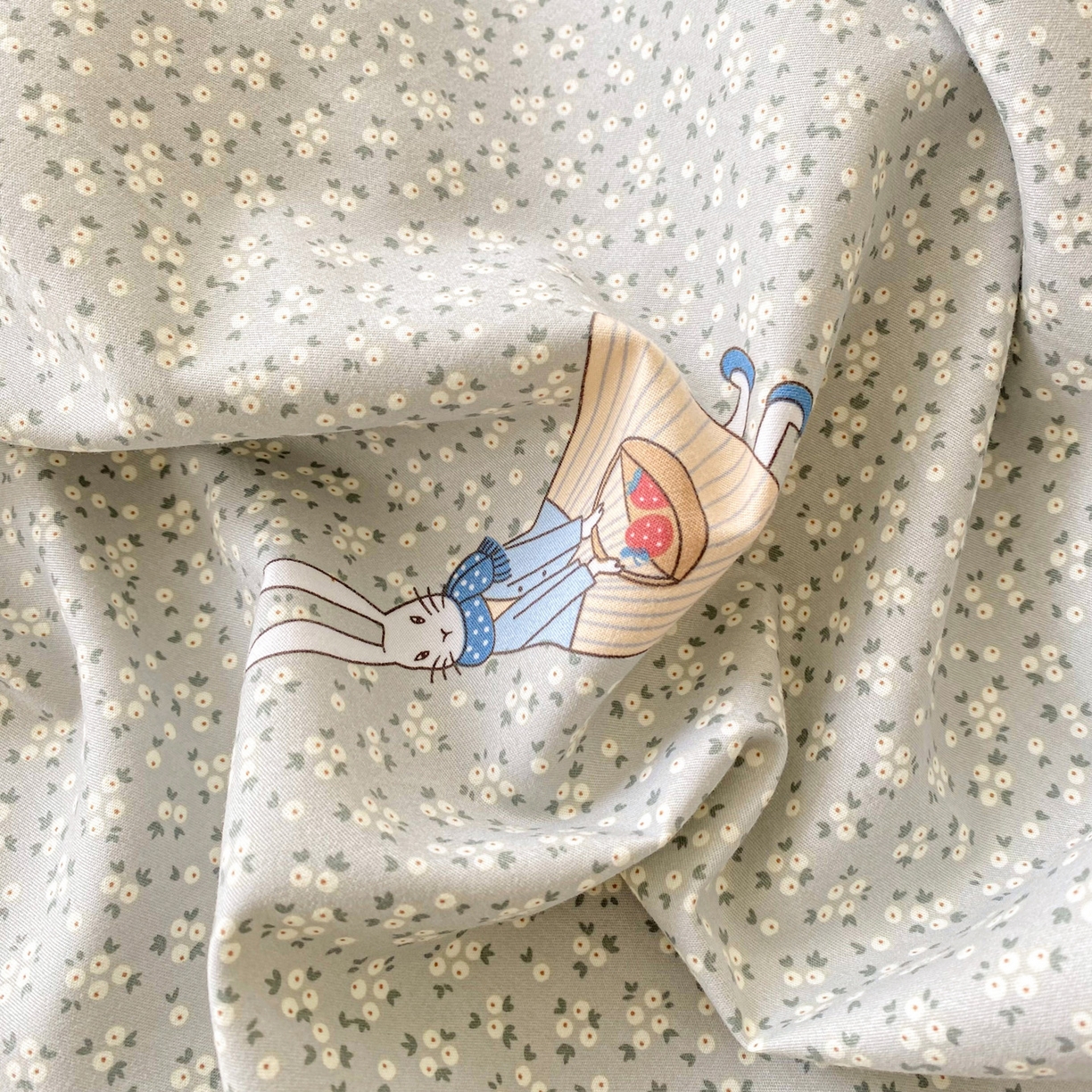 91家纺网 家纺一手货源 找家纺 棉乐町家居 2025新款木棉双层纱印花床笠 兔斯基