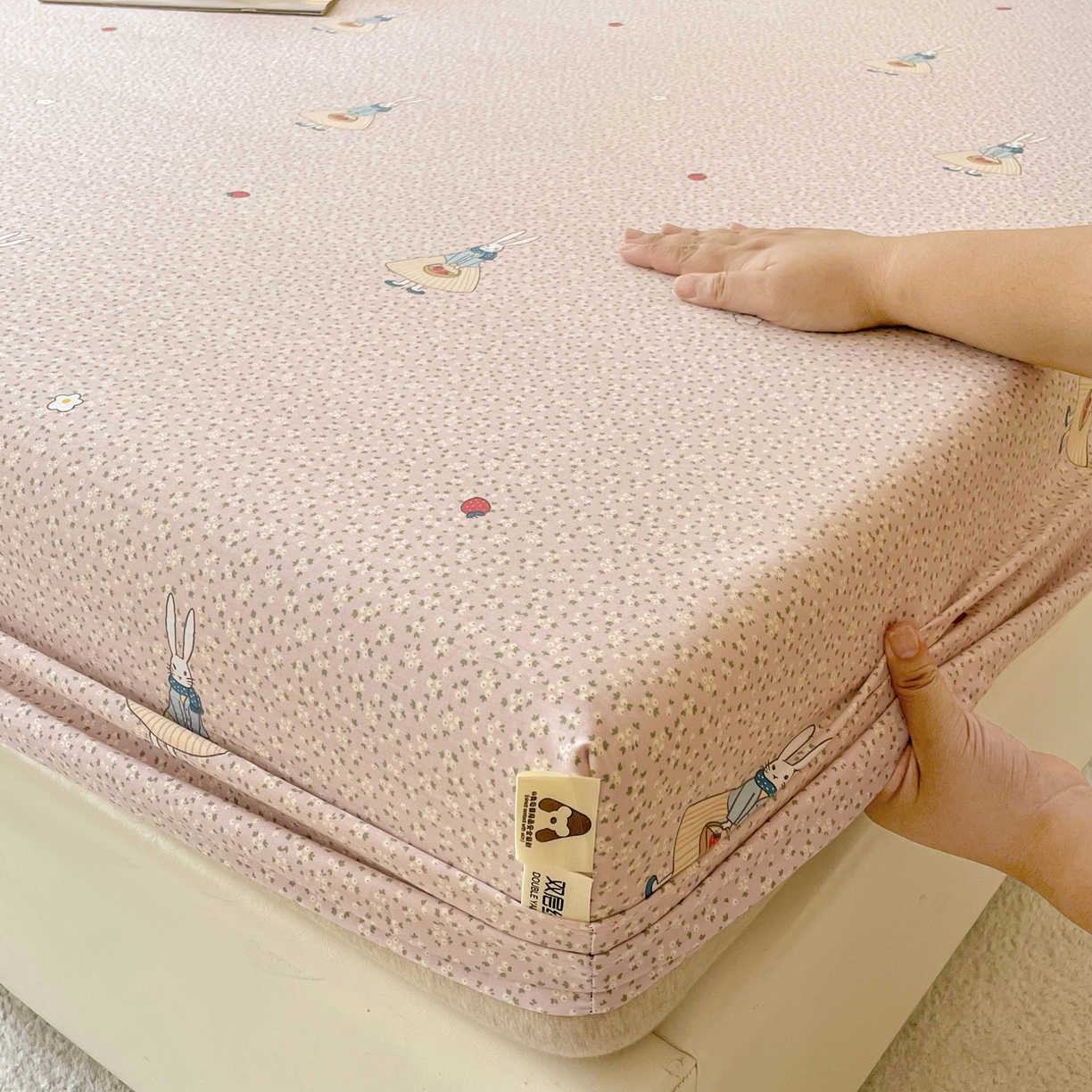 91家纺网 家纺一手货源 找家纺 棉乐町家居 2025新款木棉双层纱印花床笠 兔斯基-粉