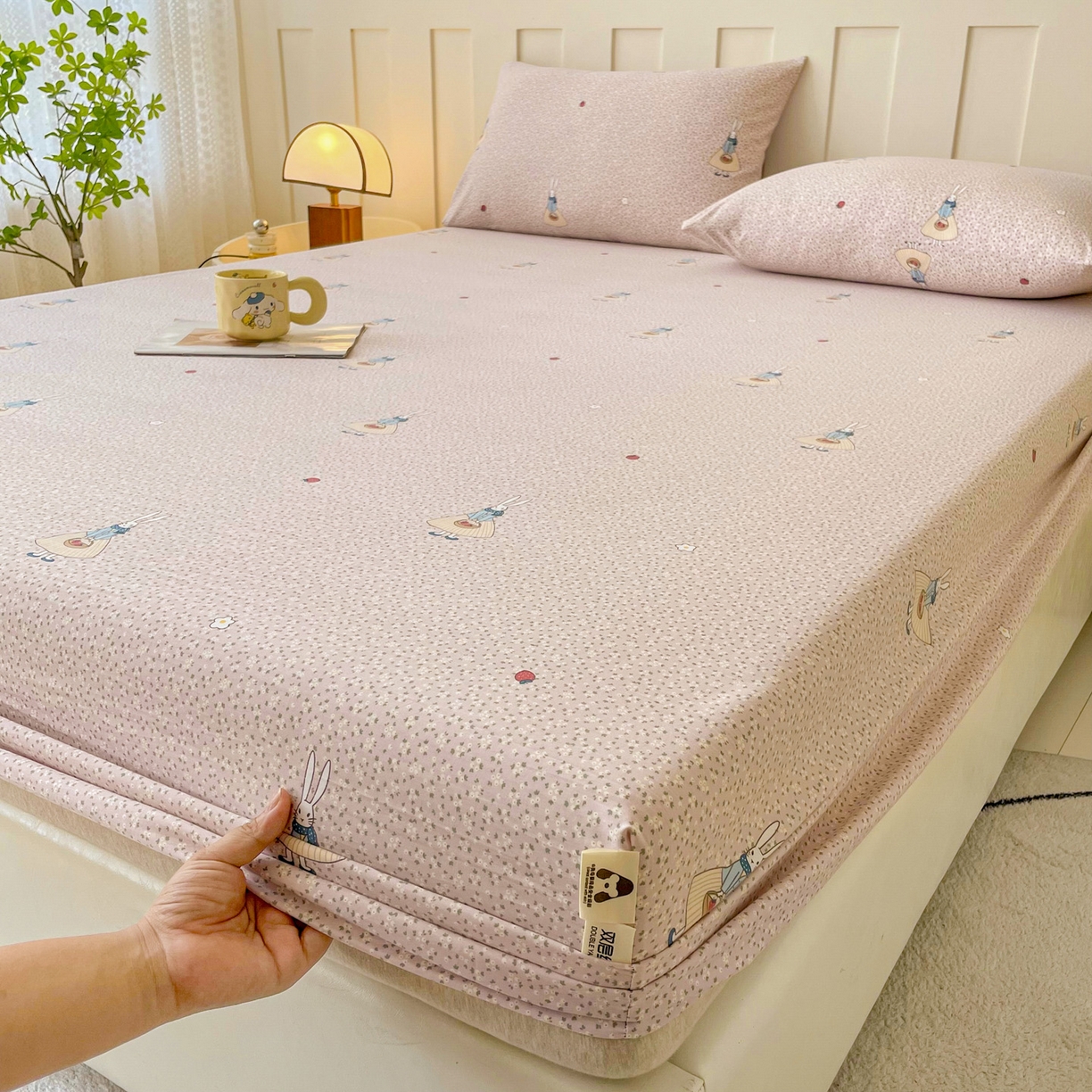 91家纺网 家纺一手货源 找家纺 棉乐町家居 2025新款木棉双层纱印花床笠 兔斯基-粉