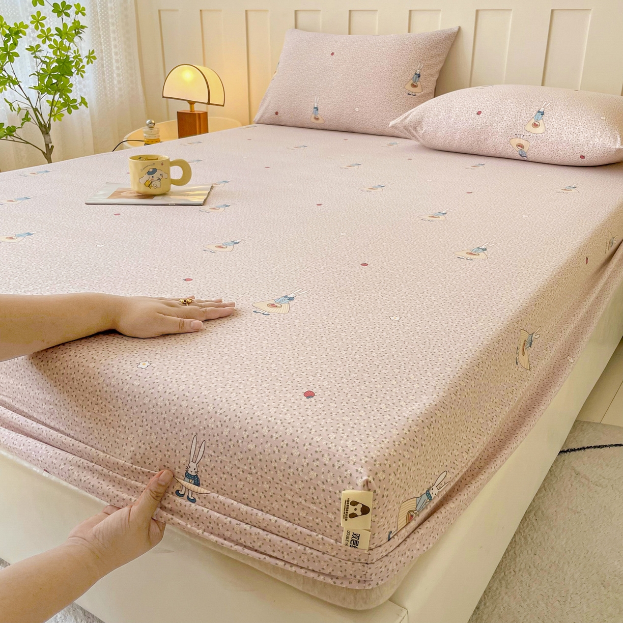 91家纺网 家纺一手货源 找家纺 棉乐町家居 2025新款木棉双层纱印花床笠 兔斯基-粉