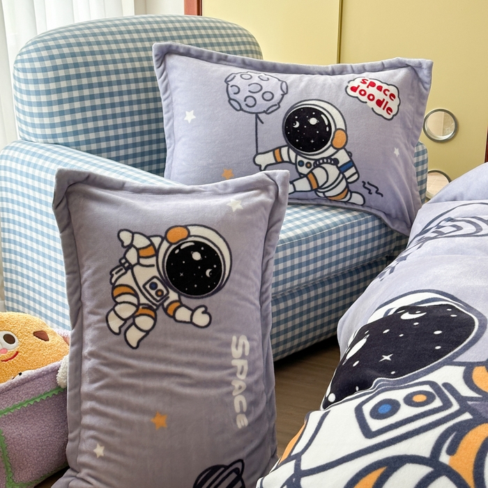 91家纺网 家纺一手货源 找家纺 赛丽雅 2025年新款秋冬卡通大版牛奶绒四件套 太空漫步