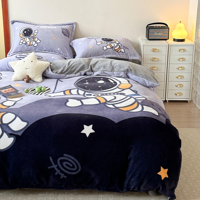 91家纺网 家纺一手货源 找家纺 赛丽雅 2025年新款秋冬卡通大版牛奶绒四件套 太空漫步