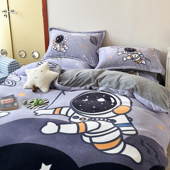 91家纺网 家纺一手货源 找家纺 赛丽雅 2025年新款秋冬卡通大版牛奶绒四件套 太空漫步