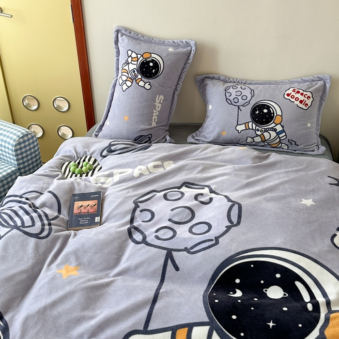 91家纺网 家纺一手货源 找家纺 赛丽雅 2025年新款秋冬卡通大版牛奶绒四件套 太空漫步