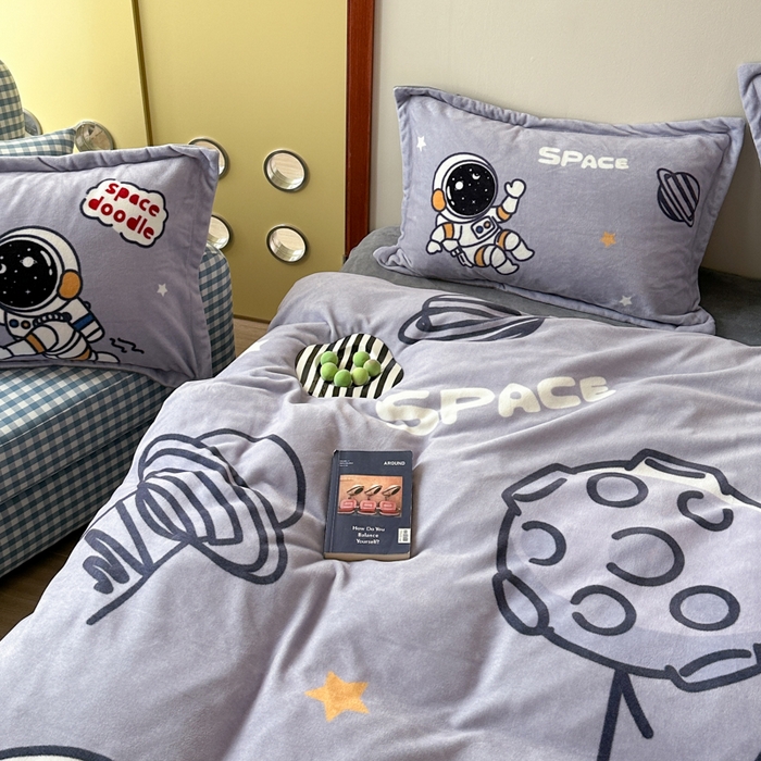 91家纺网 家纺一手货源 找家纺 赛丽雅 2025年新款秋冬卡通大版牛奶绒四件套 太空漫步