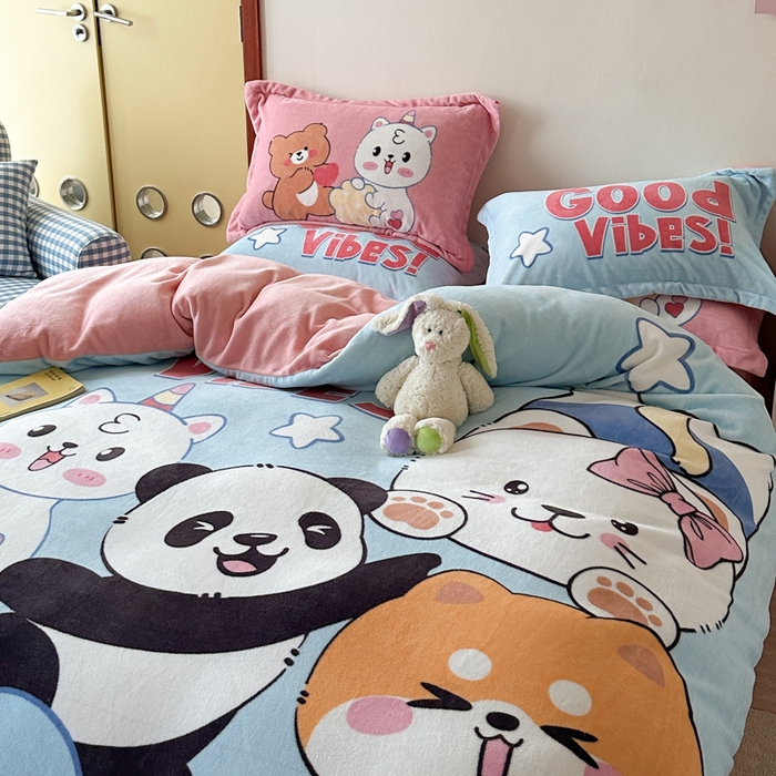 91家纺网 家纺一手货源 找家纺 赛丽雅 2025年新款秋冬卡通大版牛奶绒四件套 欢乐总动员