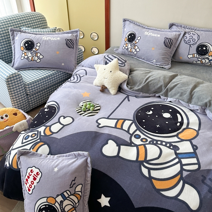 91家纺网 家纺一手货源 找家纺 赛丽雅 2025年新款秋冬卡通大版牛奶绒四件套 太空漫步