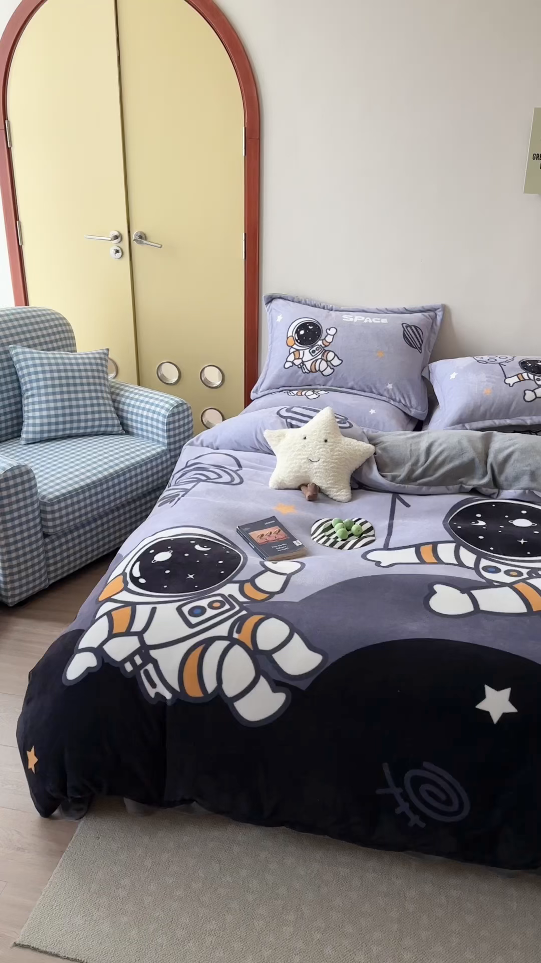 91家纺网 家纺一手货源 找家纺 赛丽雅 2025年新款秋冬卡通大版牛奶绒四件套 太空漫步