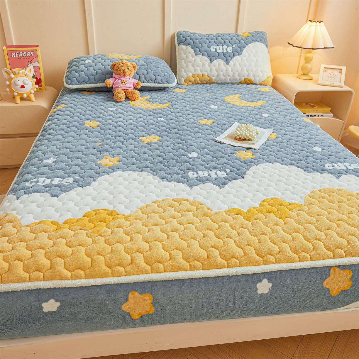 91家纺网 家纺一手货源 找家纺 （总）雯豆家纺 2025新款牛奶绒夹棉床笠印花款床垫保护套秋冬保暖床罩