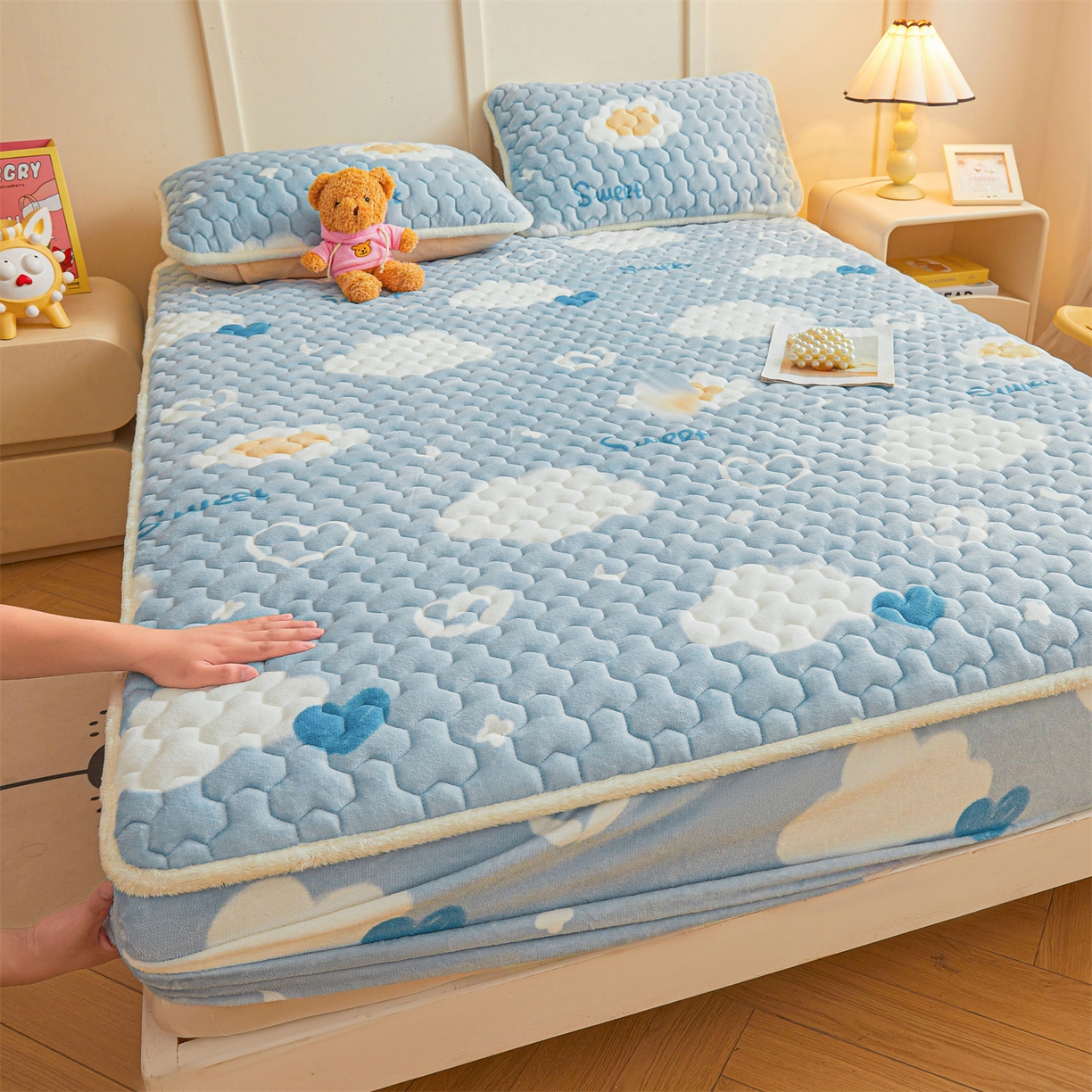 91家纺网 家纺一手货源 找家纺 （总）雯豆家纺 2025新款牛奶绒夹棉床笠印花款床垫保护套秋冬保暖床罩