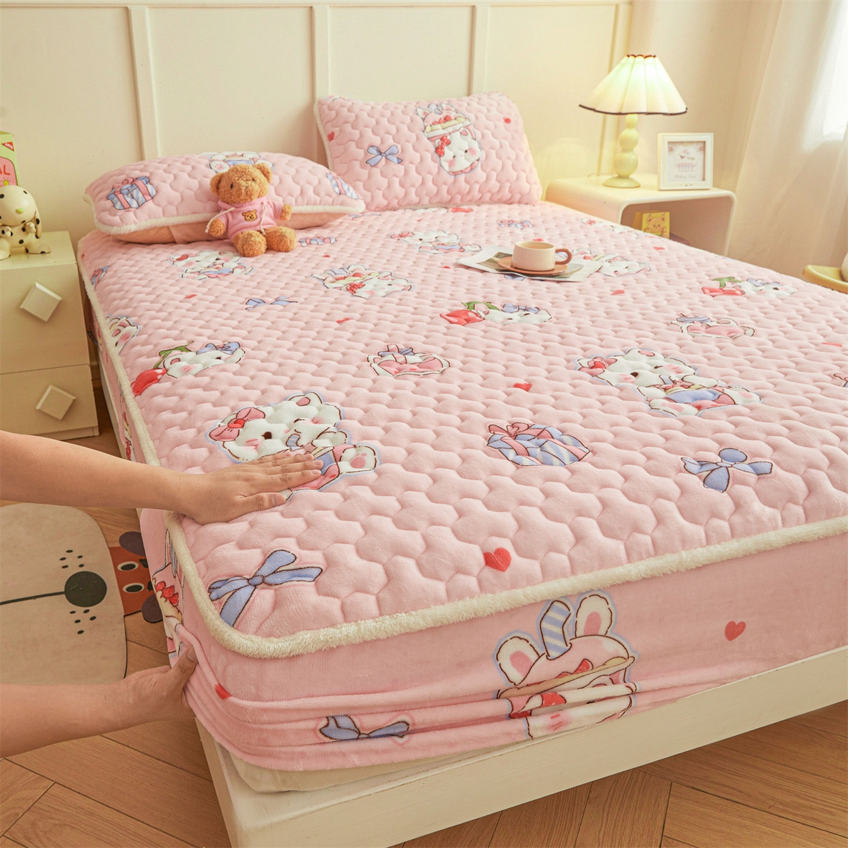 91家纺网 家纺一手货源 找家纺 （总）雯豆家纺 2025新款牛奶绒夹棉床笠印花款床垫保护套秋冬保暖床罩