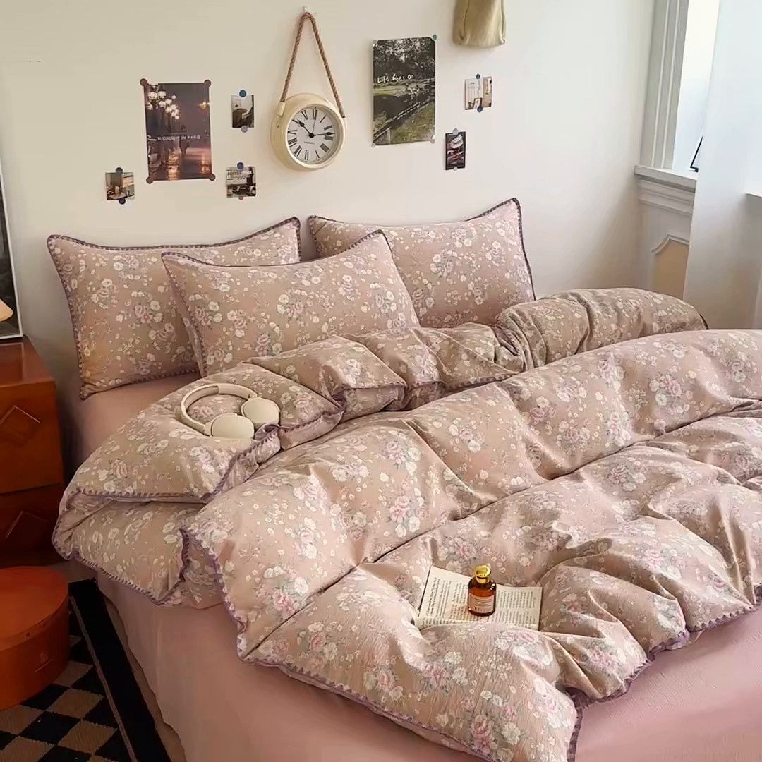 91家纺网 家纺一手货源 找家纺 晚爱家纺（原晚安家居） 2025新款云感双层纱贝壳边三角针工艺卡通小清新小碎花四件套 爱如星辰