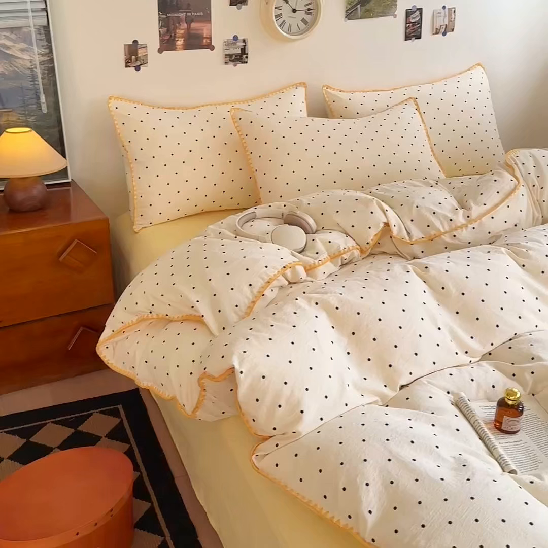 91家纺网 家纺一手货源 找家纺 晚爱家纺（原晚安家居） 2025新款云感双层纱贝壳边三角针工艺卡通小清新小碎花四件套 波点黄