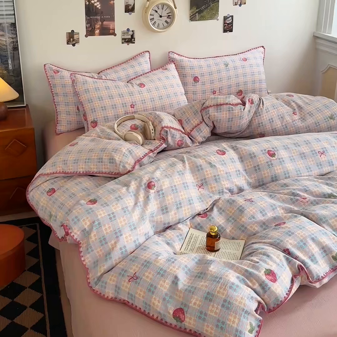91家纺网 家纺一手货源 找家纺 晚爱家纺（原晚安家居） 2025新款云感双层纱贝壳边三角针工艺卡通小清新小碎花四件套 草莓甜心
