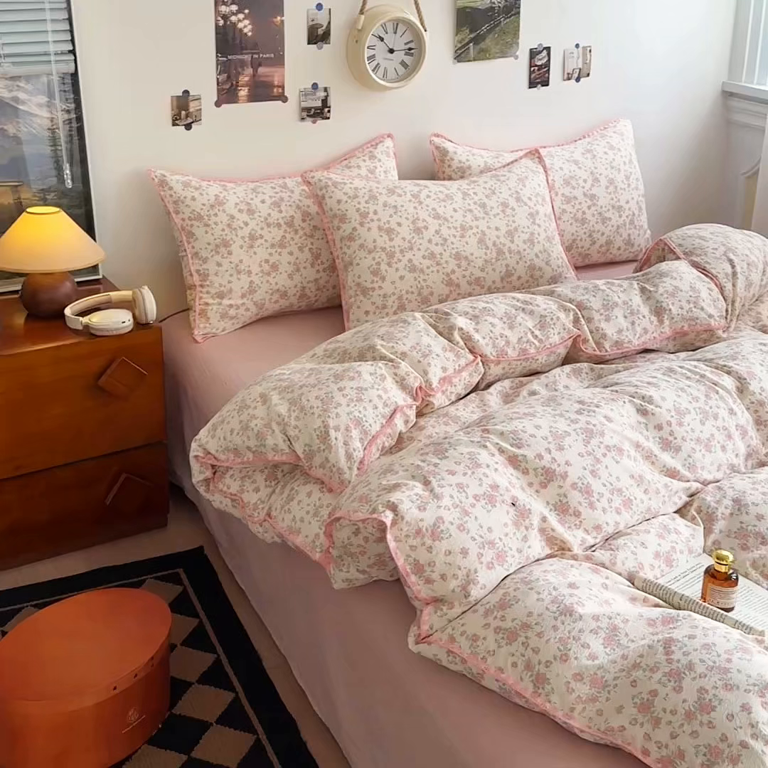 91家纺网 家纺一手货源 找家纺 晚爱家纺（原晚安家居） 2025新款云感双层纱贝壳边三角针工艺卡通小清新小碎花四件套 粉色玫瑰