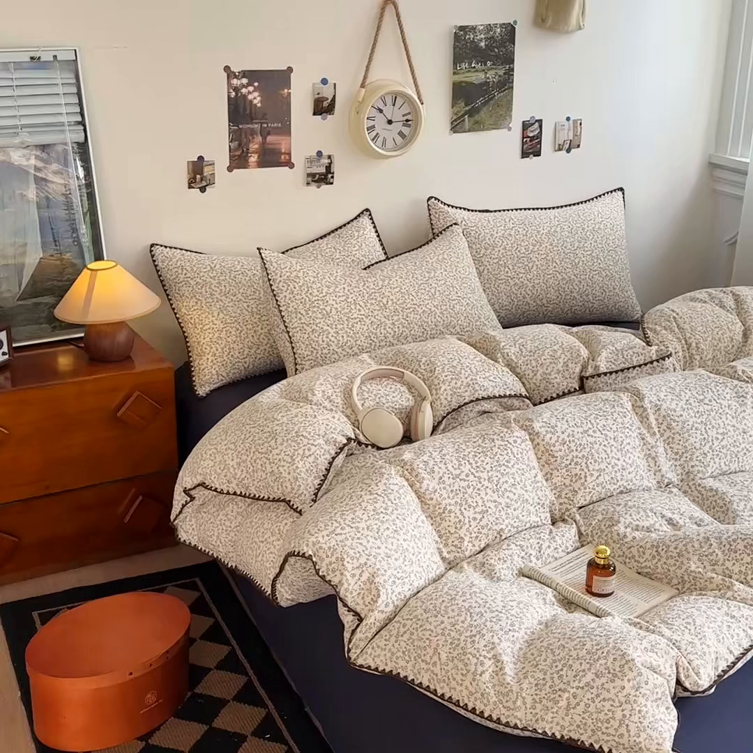 91家纺网 家纺一手货源 找家纺 晚爱家纺（原晚安家居） 2025新款云感双层纱贝壳边三角针工艺卡通小清新小碎花四件套 风铃