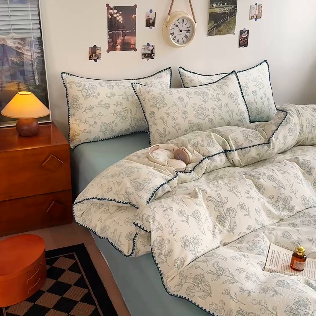 91家纺网 家纺一手货源 找家纺 晚爱家纺（原晚安家居） 2025新款云感双层纱贝壳边三角针工艺卡通小清新小碎花四件套 海象森林