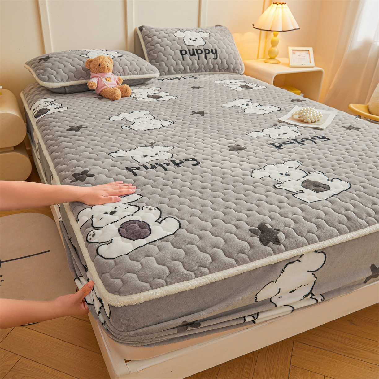 91家纺网 家纺一手货源 找家纺 （总）雯豆家纺 2025新款牛奶绒夹棉床笠印花款床垫保护套秋冬保暖床罩