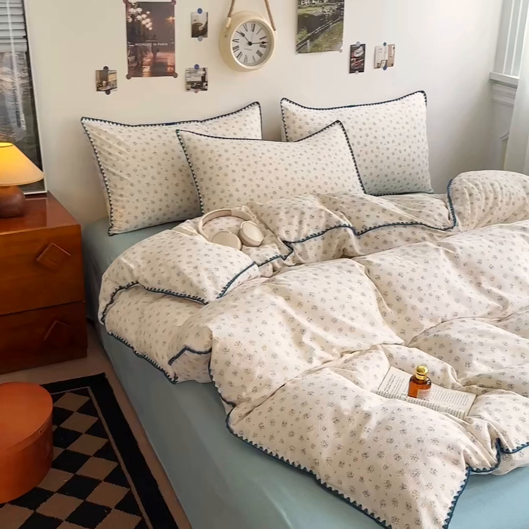 91家纺网 家纺一手货源 找家纺 晚爱家纺（原晚安家居） 2025新款云感双层纱贝壳边三角针工艺卡通小清新小碎花四件套 花语蓝