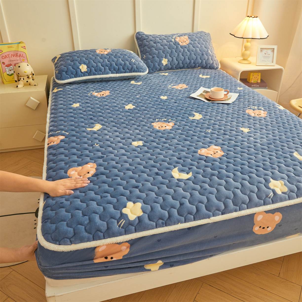 91家纺网 家纺一手货源 找家纺 （总）雯豆家纺 2025新款牛奶绒夹棉床笠印花款床垫保护套秋冬保暖床罩