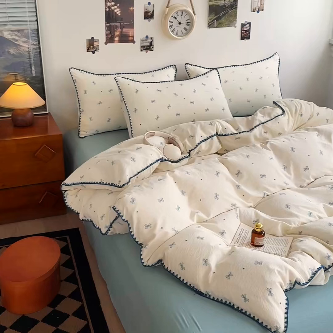 91家纺网 家纺一手货源 找家纺 晚爱家纺（原晚安家居） 2025新款云感双层纱贝壳边三角针工艺卡通小清新小碎花四件套 蓝色蝴蝶结