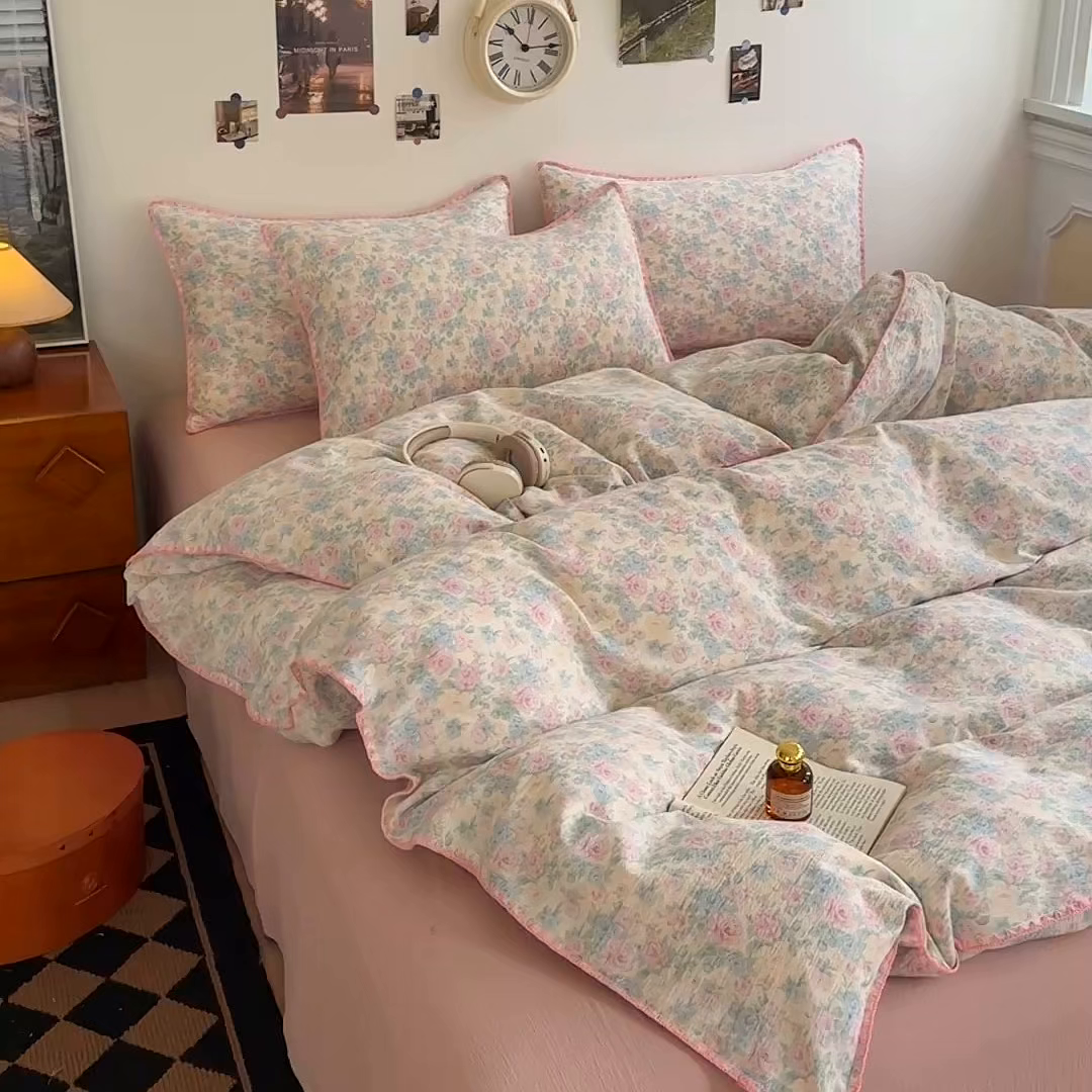 91家纺网 家纺一手货源 找家纺 晚爱家纺（原晚安家居） 2025新款云感双层纱贝壳边三角针工艺卡通小清新小碎花四件套 玫瑰情书