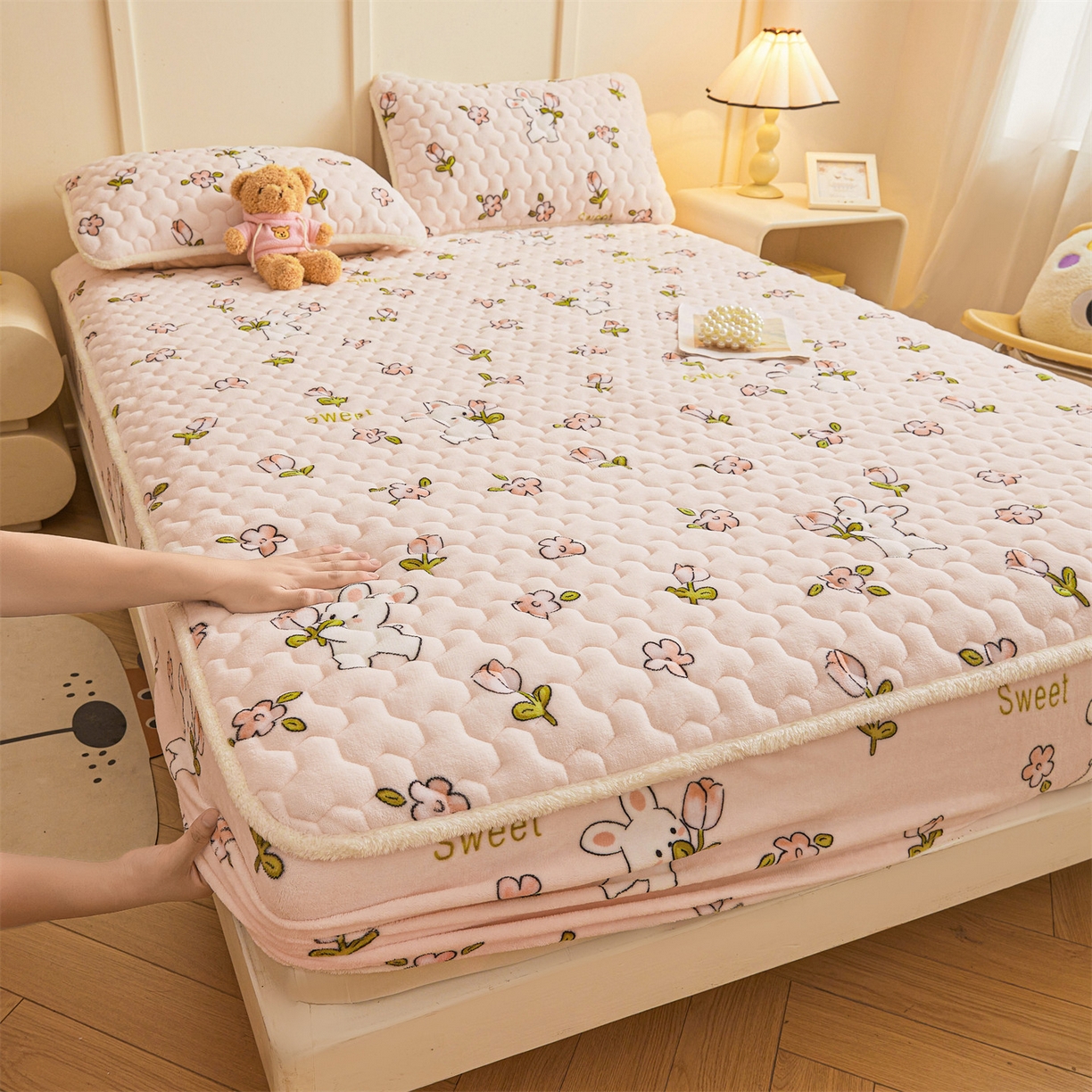 91家纺网 家纺一手货源 找家纺 （总）雯豆家纺 2025新款牛奶绒夹棉床笠印花款床垫保护套秋冬保暖床罩