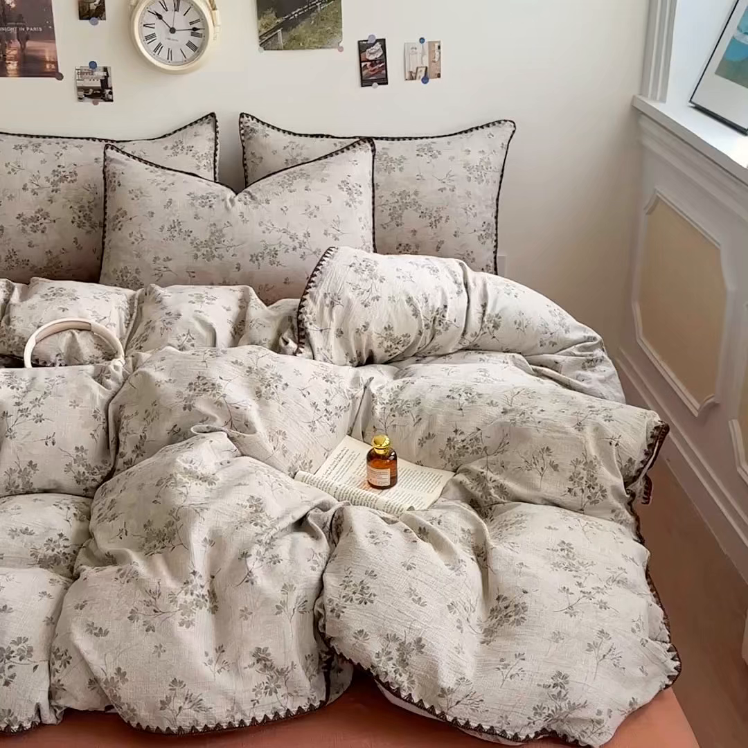 91家纺网 家纺一手货源 找家纺 晚爱家纺（原晚安家居） 2025新款云感双层纱贝壳边三角针工艺卡通小清新小碎花四件套 倾心咖