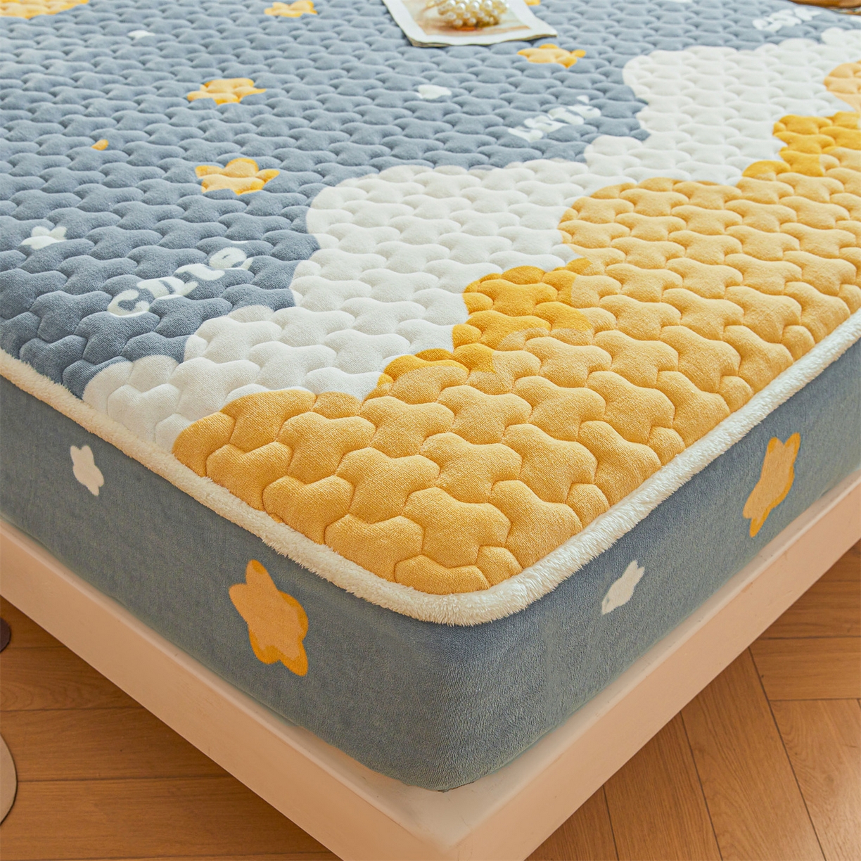 91家纺网 家纺一手货源 找家纺 雯豆家纺 2025新款牛奶绒夹棉床笠印花款床垫保护套秋冬保暖床罩 牛奶绒夹棉床笠-筑梦星空