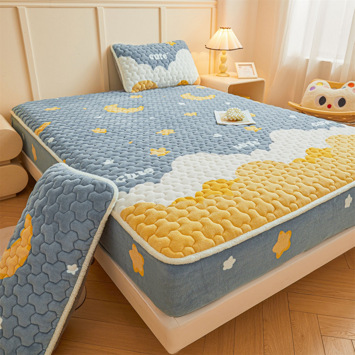 91家纺网 家纺一手货源 找家纺 雯豆家纺 2025新款牛奶绒夹棉床笠印花款床垫保护套秋冬保暖床罩 牛奶绒夹棉床笠-筑梦星空