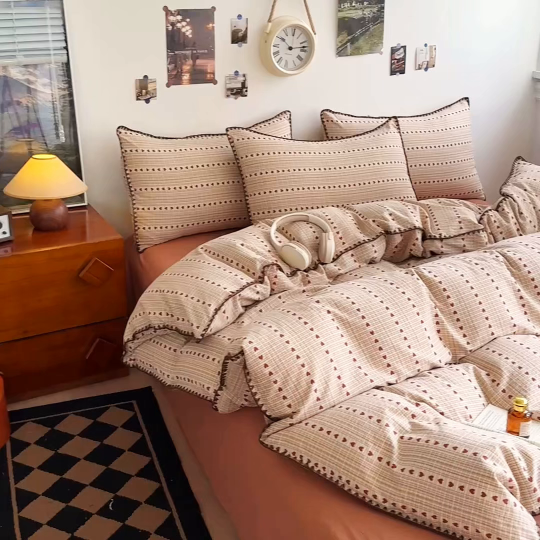 91家纺网 家纺一手货源 找家纺 晚爱家纺（原晚安家居） 2025新款云感双层纱贝壳边三角针工艺卡通小清新小碎花四件套 小爱心