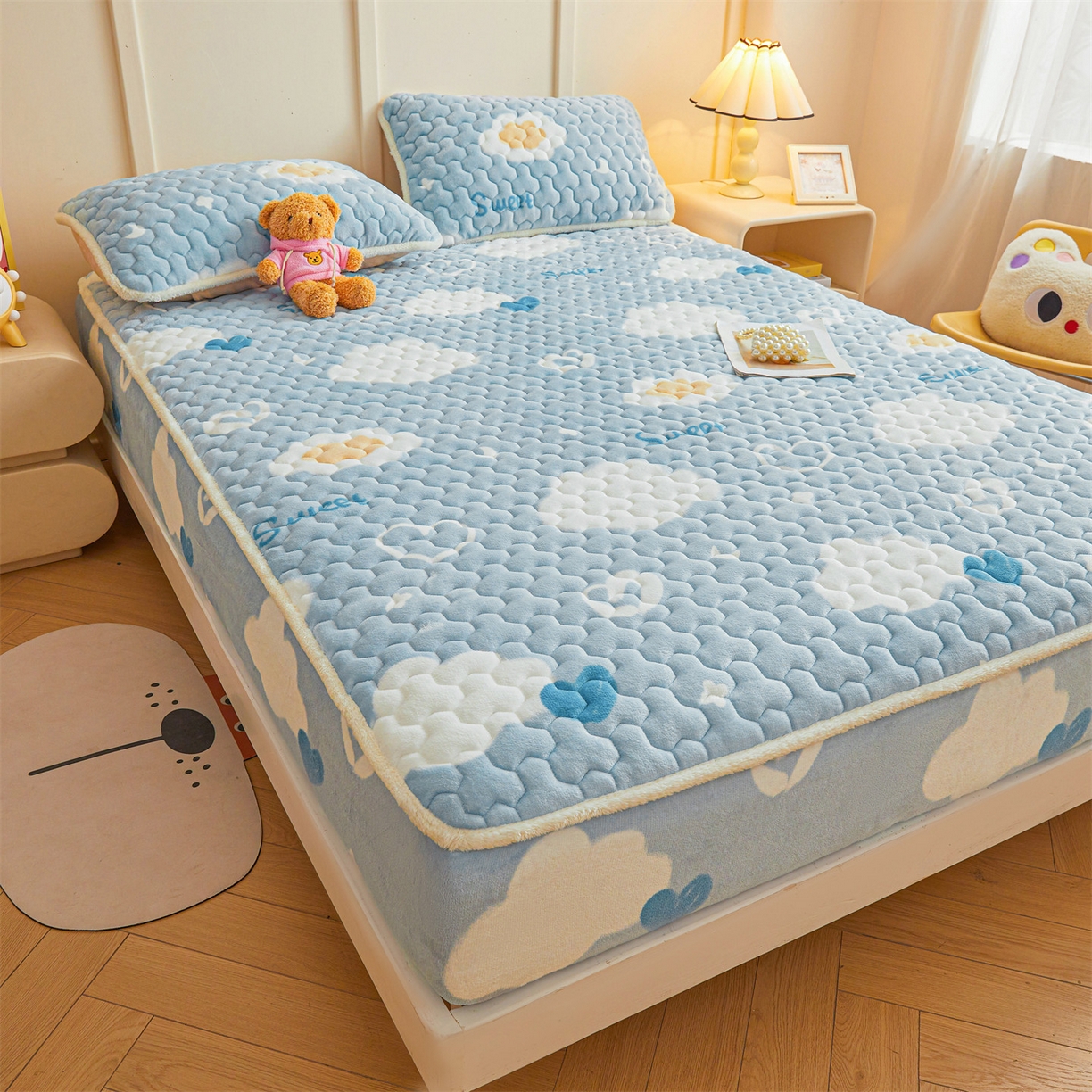 91家纺网 家纺一手货源 找家纺 雯豆家纺 2025新款牛奶绒夹棉床笠印花款床垫保护套秋冬保暖床罩 牛奶绒夹棉床笠-爱心云