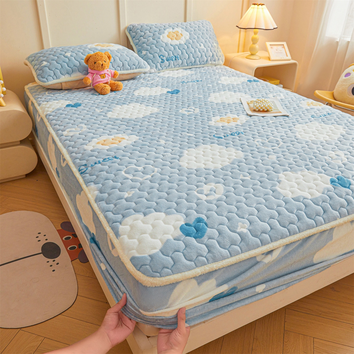 91家纺网 家纺一手货源 找家纺 雯豆家纺 2025新款牛奶绒夹棉床笠印花款床垫保护套秋冬保暖床罩 牛奶绒夹棉床笠-爱心云