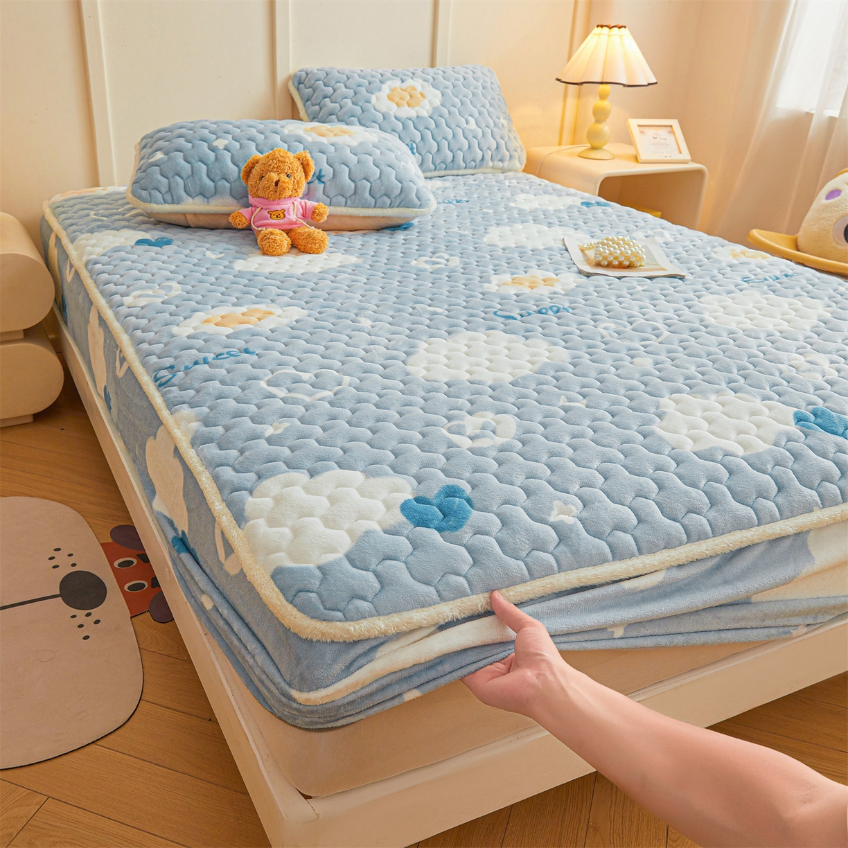 91家纺网 家纺一手货源 找家纺 雯豆家纺 2025新款牛奶绒夹棉床笠印花款床垫保护套秋冬保暖床罩 牛奶绒夹棉床笠-爱心云