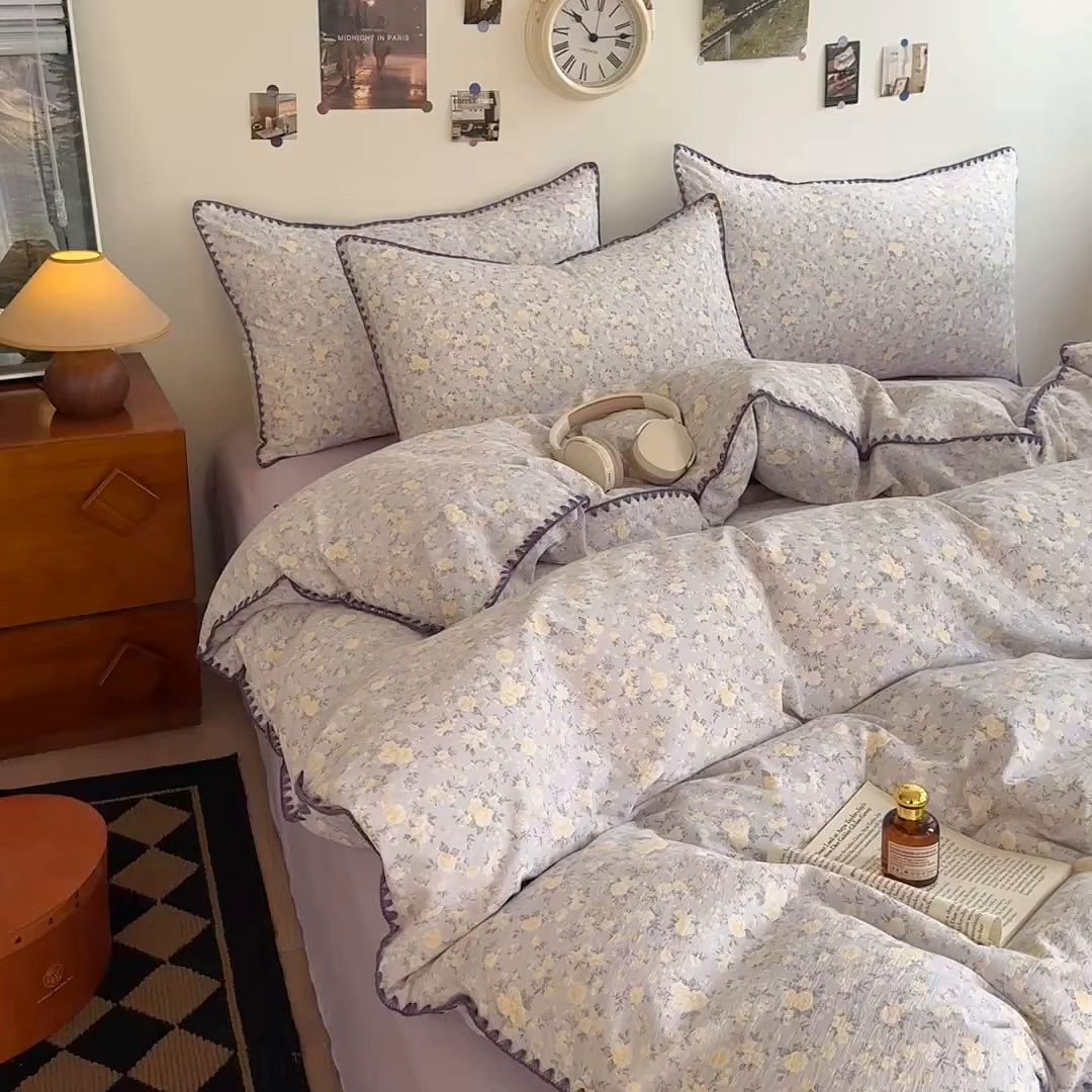 91家纺网 家纺一手货源 找家纺 晚爱家纺（原晚安家居） 2025新款云感双层纱贝壳边三角针工艺卡通小清新小碎花四件套 紫菊梗