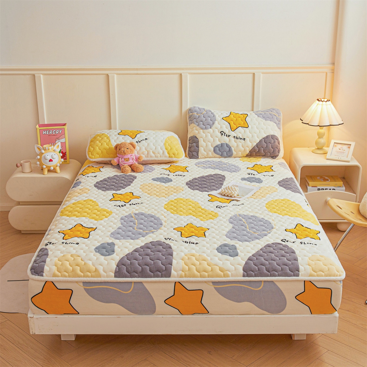 91家纺网 家纺一手货源 找家纺 雯豆家纺 2025新款牛奶绒夹棉床笠印花款床垫保护套秋冬保暖床罩 牛奶绒夹棉床笠-斑点星星