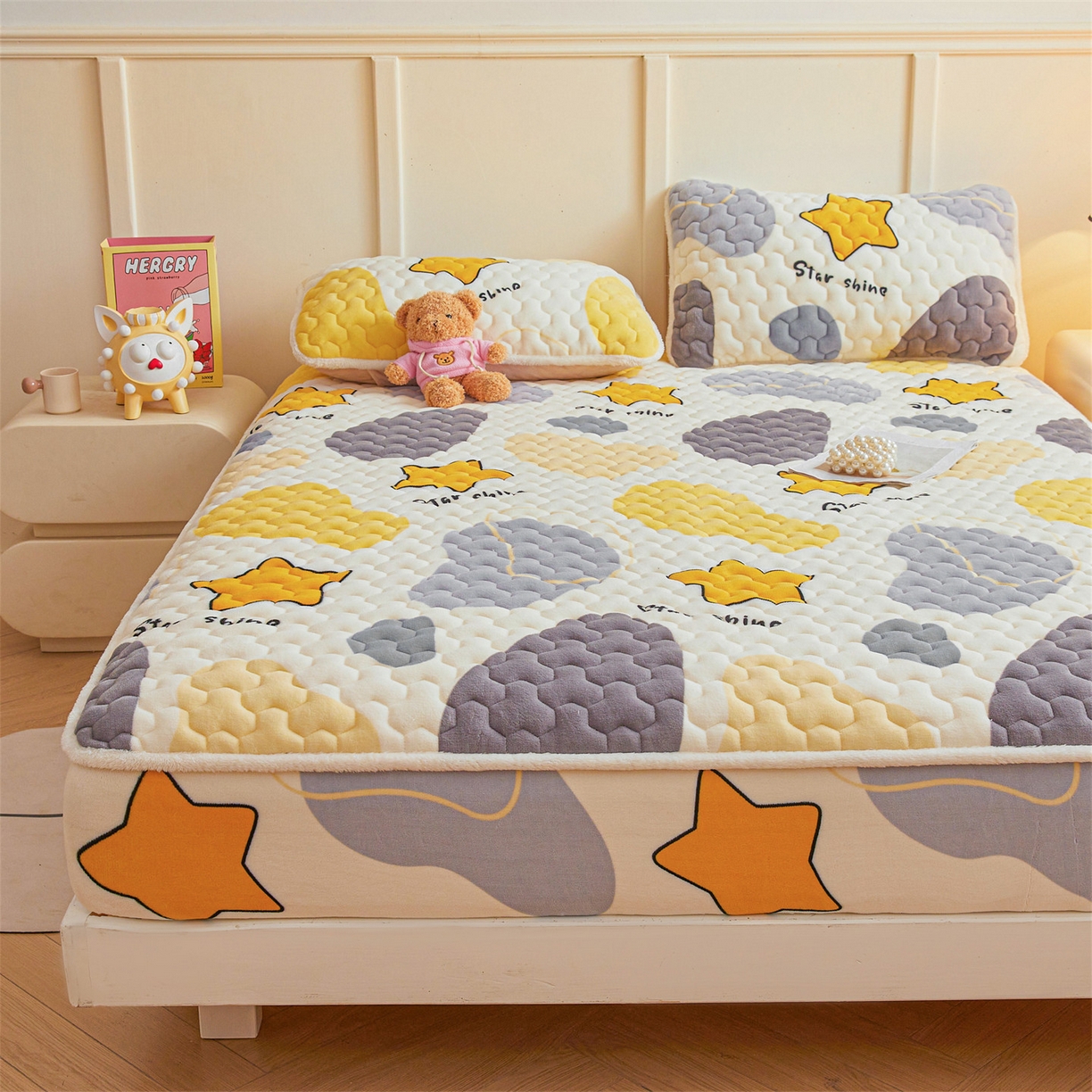 91家纺网 家纺一手货源 找家纺 雯豆家纺 2025新款牛奶绒夹棉床笠印花款床垫保护套秋冬保暖床罩 牛奶绒夹棉床笠-斑点星星