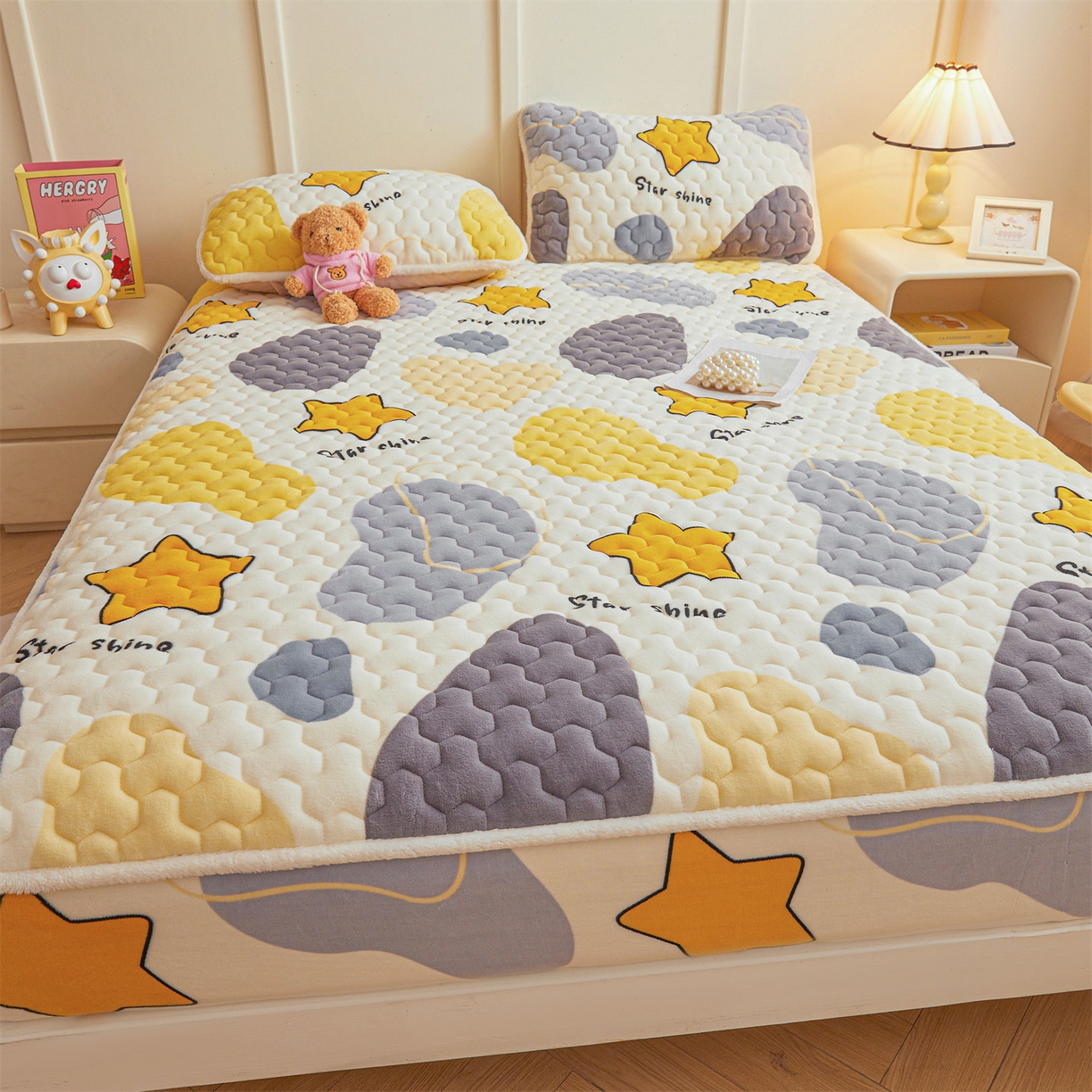 91家纺网 家纺一手货源 找家纺 雯豆家纺 2025新款牛奶绒夹棉床笠印花款床垫保护套秋冬保暖床罩 牛奶绒夹棉床笠-斑点星星