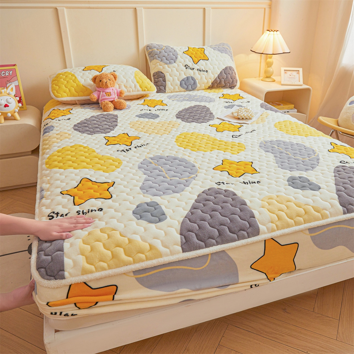 91家纺网 家纺一手货源 找家纺 雯豆家纺 2025新款牛奶绒夹棉床笠印花款床垫保护套秋冬保暖床罩 牛奶绒夹棉床笠-斑点星星