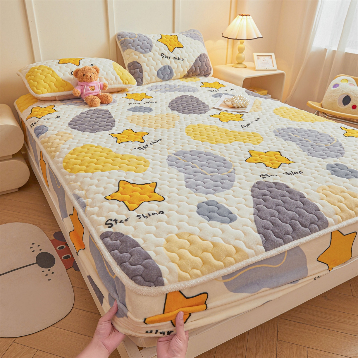 91家纺网 家纺一手货源 找家纺 雯豆家纺 2025新款牛奶绒夹棉床笠印花款床垫保护套秋冬保暖床罩 牛奶绒夹棉床笠-斑点星星