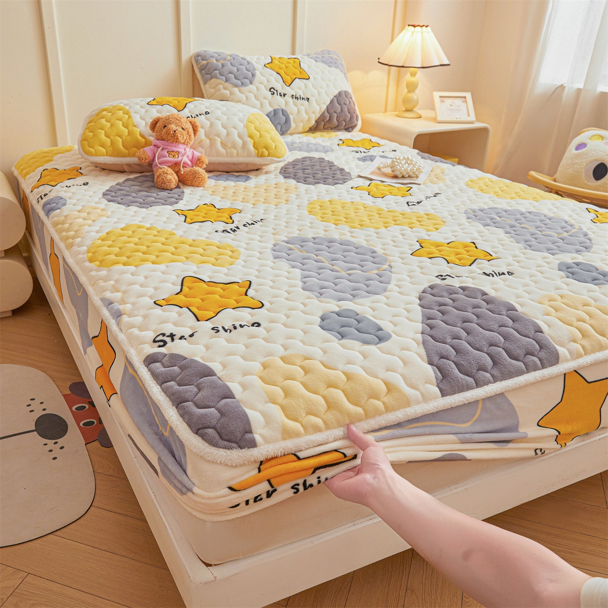 91家纺网 家纺一手货源 找家纺 雯豆家纺 2025新款牛奶绒夹棉床笠印花款床垫保护套秋冬保暖床罩 牛奶绒夹棉床笠-斑点星星