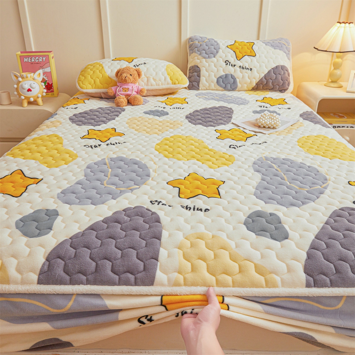 91家纺网 家纺一手货源 找家纺 雯豆家纺 2025新款牛奶绒夹棉床笠印花款床垫保护套秋冬保暖床罩 牛奶绒夹棉床笠-斑点星星