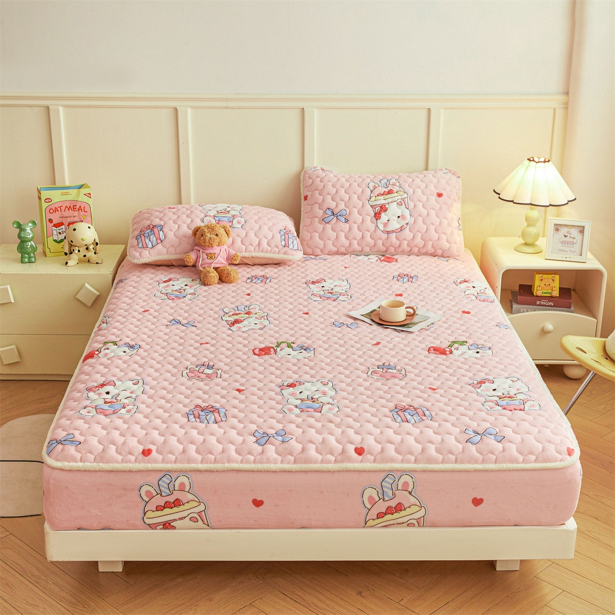 91家纺网 家纺一手货源 找家纺 雯豆家纺 2025新款牛奶绒夹棉床笠印花款床垫保护套秋冬保暖床罩 牛奶绒夹棉床笠-茶杯猫咪