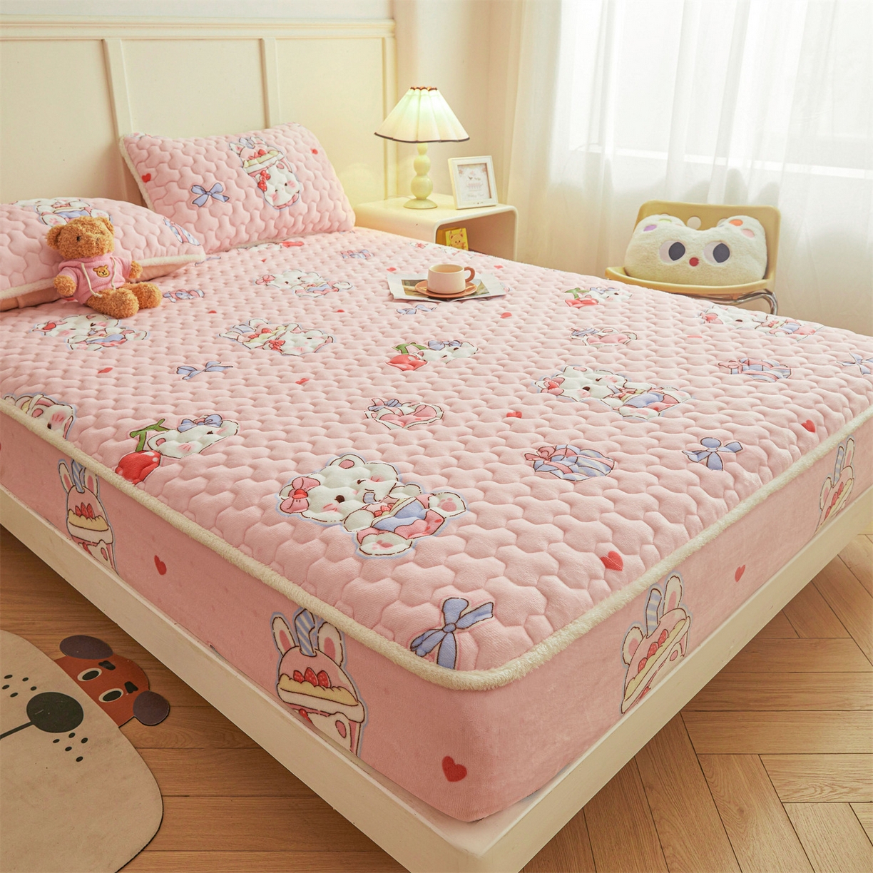 91家纺网 家纺一手货源 找家纺 雯豆家纺 2025新款牛奶绒夹棉床笠印花款床垫保护套秋冬保暖床罩 牛奶绒夹棉床笠-茶杯猫咪