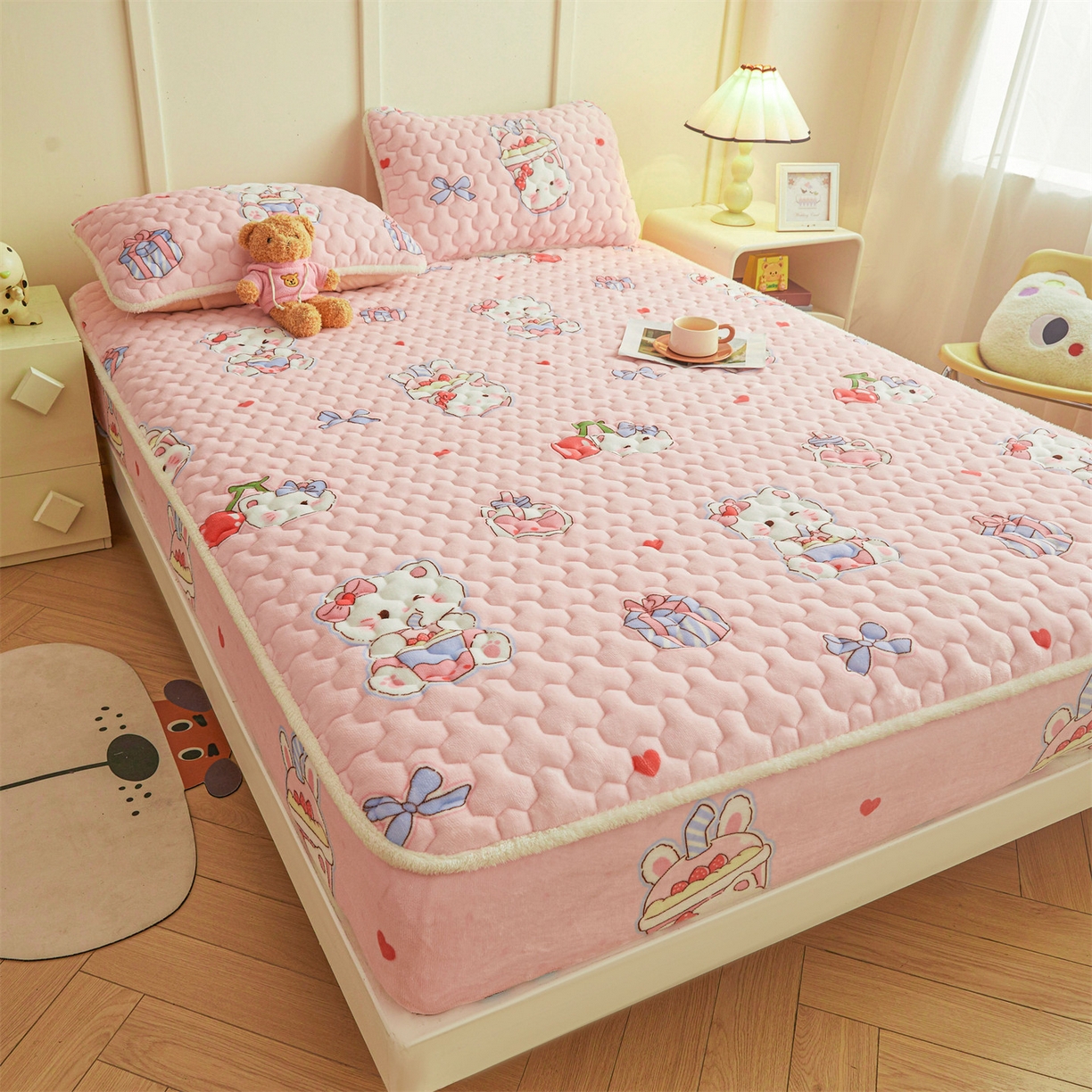 91家纺网 家纺一手货源 找家纺 雯豆家纺 2025新款牛奶绒夹棉床笠印花款床垫保护套秋冬保暖床罩 牛奶绒夹棉床笠-茶杯猫咪